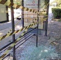 Вандали изпотрошиха две автобусни спирки в Разград