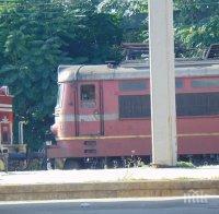 Кола се удари в локомотива на влак, няма пострадали