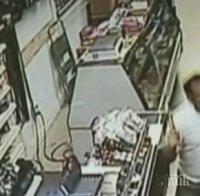 Екшън като на кино! Крадци с мачете опитаха да ограбят магазин, продавачът извади меч (видео)
