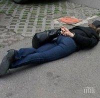 Полицаи тръшнаха на земята жена, тъпкана с наркотици
