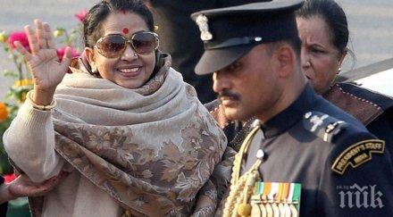 почина съпругата президента индия