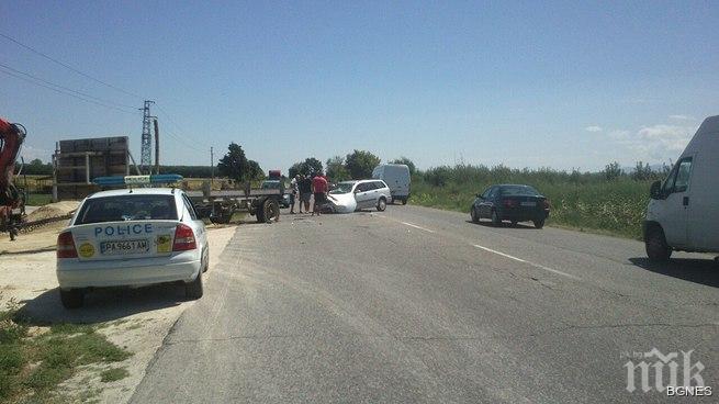 Шофьор на автомобил се удари в ремарке с дърва на пътя Пловдив - Пазарджик