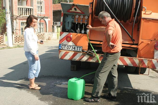 Водоноски тръгнаха към жадните в Кърджали