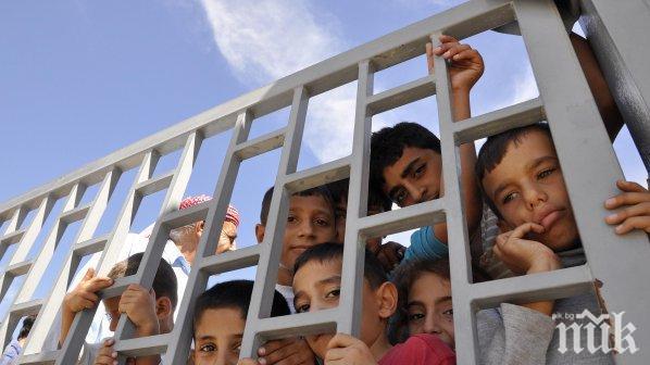 Арестуваха осем трафиканти на нелегални имигранти в Италия