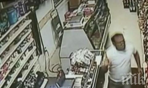 Екшън като на кино! Крадци с мачете опитаха да ограбят магазин, продавачът извади меч (видео)
