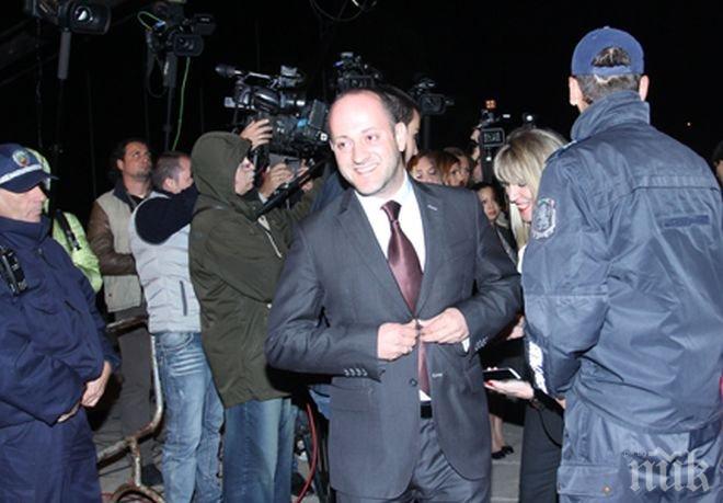 Първо в ПИК! Радан се завърна от Щатите и се оплака, че е жертва на МАФИЯТА! Протежето на Костов с невиждана жажда за власт! Копеле, забрави ли Валяка, Стуци и Стефан...