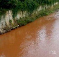 Аномалия след пороя: Река Ерма потече червена