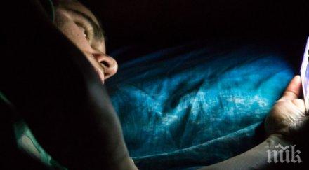 хората заспиват телефон ръка