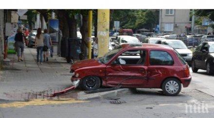 виж снимки тежката катастрофа варна кола излетя тротоара