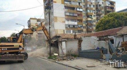 метежът картонените къщи максуда продължава постройки вече историята