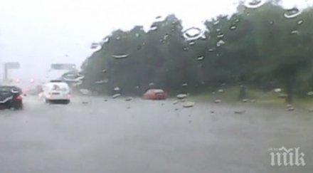 колите бул цариградско шосе софия плуват дъжд наводни пътя снимка