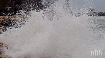 силен вятър затвори пристанище варна