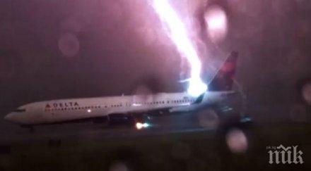 мълния удари самолет летище сащ снимка