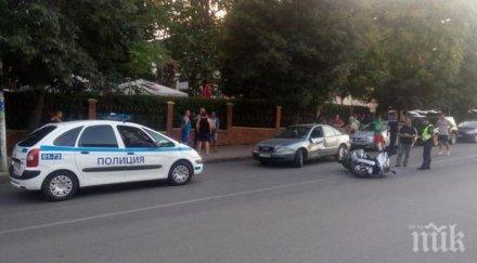 шаш моторист нацели вратата автомобила футболист снимка