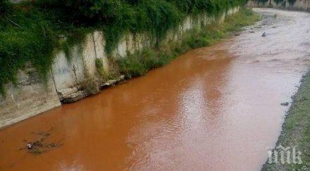 аномалия пороя река ерма потече червена