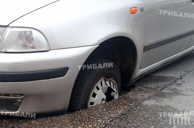 Кола пропадна в трап във Враца