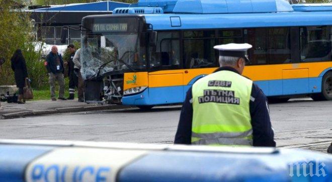 Кола и тролей се удариха на оживено кръстовище в Плевен