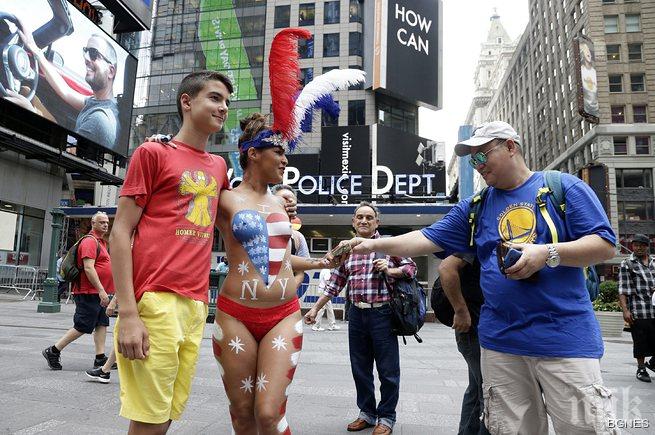Губернаторът на Ню Йорк скочи срещу голите жени на Таймс скуеър