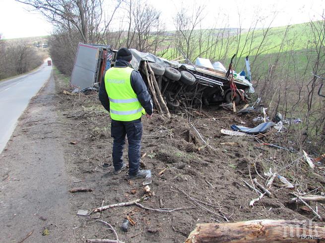 ТИР се въртя като пумпал на пътя край Сандански