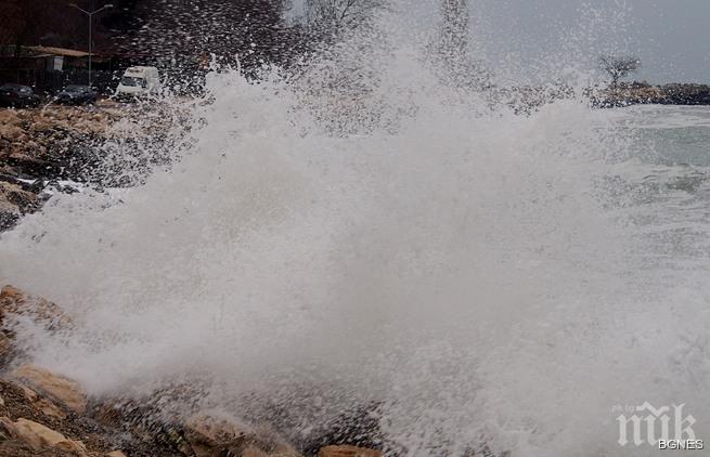 Силен вятър затвори пристанище Варна