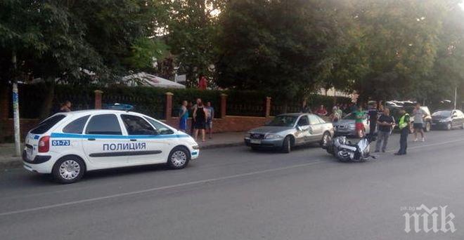 Шаш! Моторист нацели вратата на автомобила на футболист! (снимка)