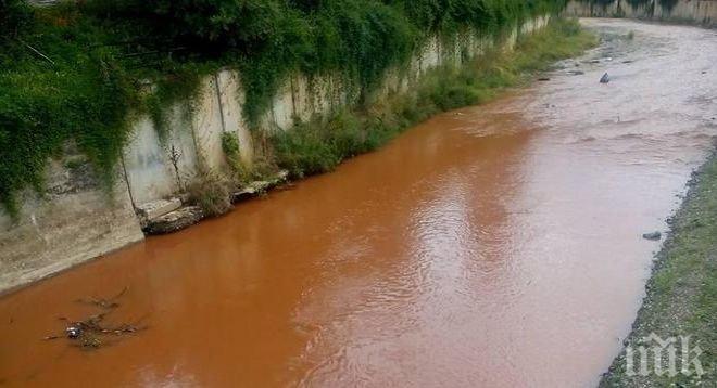 Аномалия след пороя: Река Ерма потече червена