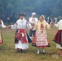 Министърка се облече в народна носия и игра хоро в Жеравна (снимки)