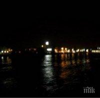 Спасителен катер обикаля буните във Варна! Хората са притеснени