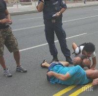 Дрогиран нападна жена в центъра на Бургас, младежи го задържаха (снимки)