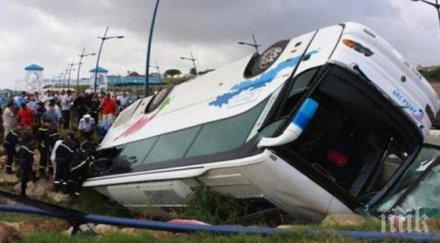 автобус журналисти преобърна колумбия души пострадали