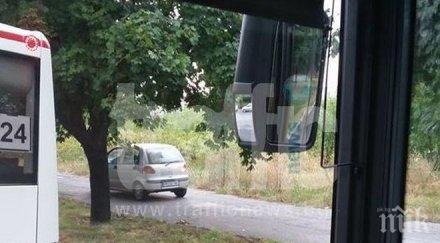 нагъл тип подкара тротоара избегне трафика