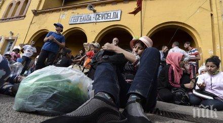 пуснаха малка група бежанци македония