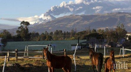 вулкан еквадор изхвърля пепел 138 години мълчание