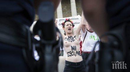 полуголи жени протестират йорк