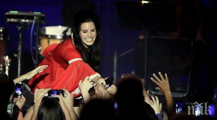 лана дел рей пусна гореща линия почитателите