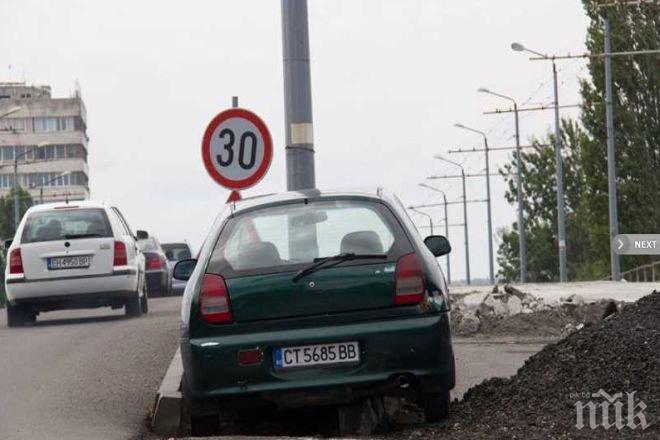 Кола кацна върху тротоар в Бургас след гонка, шофьорът изчезна (снимки)