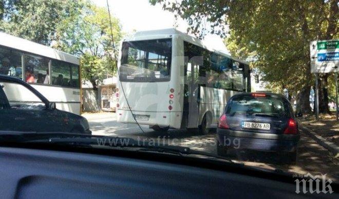 Жици убийци висят пред сградата на полицията в Пловдив (снимки)