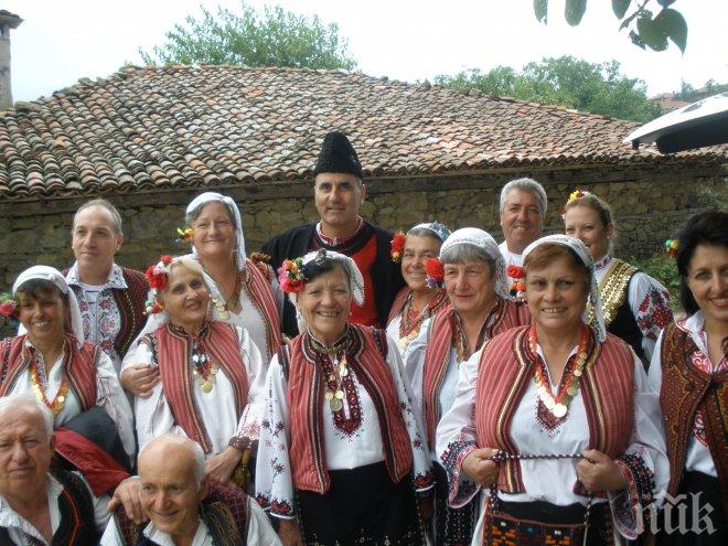 Цветанов и Танева се включиха в Международния фестивал на фолклорната носия в Жеравна (снимки)