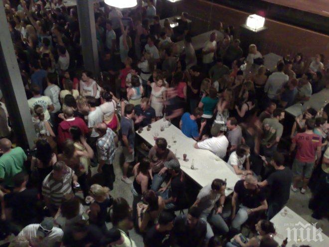 Само в ПИК! Груби нарушения на закона в Слънчев бряг - чалготеки пускат непълнолетни срещу луди пари за вход