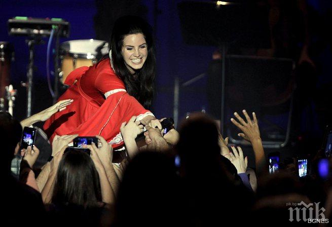 Лана дел Рей пусна гореща линия за почитателите си