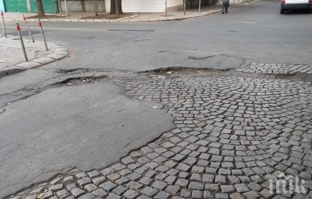 Кола пропадна в уличен кратер в центъра на Пловдив