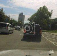 Тумба цигани се качиха в кола без номера. Фиркан шофьор ги закара на сватба
