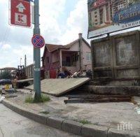 Роми бутнаха бетонна ограда в пловдивската Шекер махала! Била опасна! 
