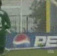 Страшна трагедия! Футболист почина, след като бе спънат за дузпа