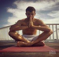 Григор Димитров си връща формата с йога (снимки)