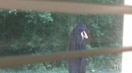 зловещо жена черна роба обикаля детски площадки ръси месо снимки