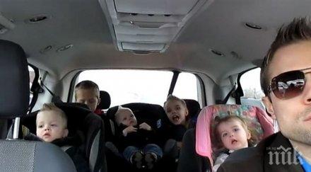 татко забавлява своите деца възможно очарователният начин смях сълзи