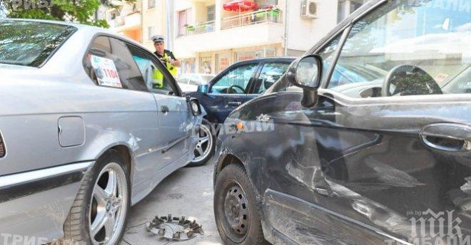 „Фиат” се натресе в две паркирани коли
