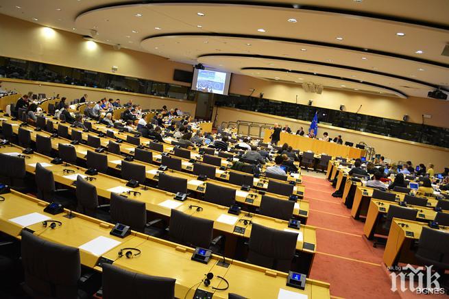 Евродепутатите взимат бонуси, даже и да кръшкат от работа 
