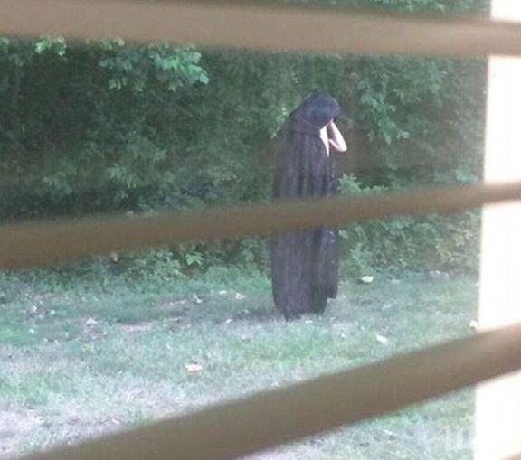 Зловещо! Жена в черна роба обикаля детски площадки и ръси месо (снимки)